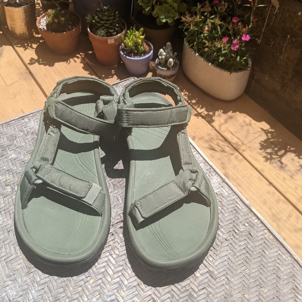 Men's Teva Green Sandals Outdoor shoes Size 10